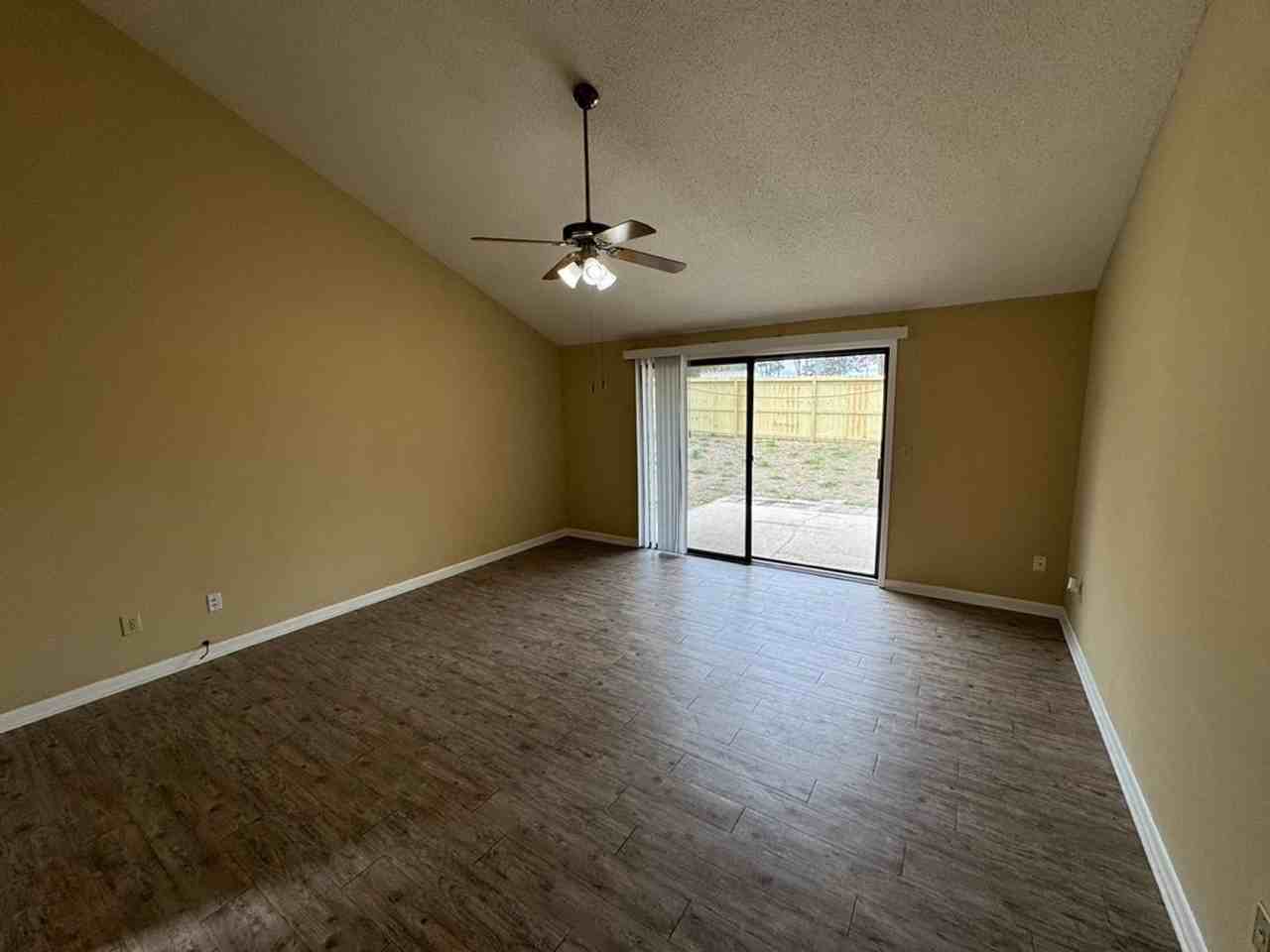 201 Bartonwood Ct - Photo 2 of 12