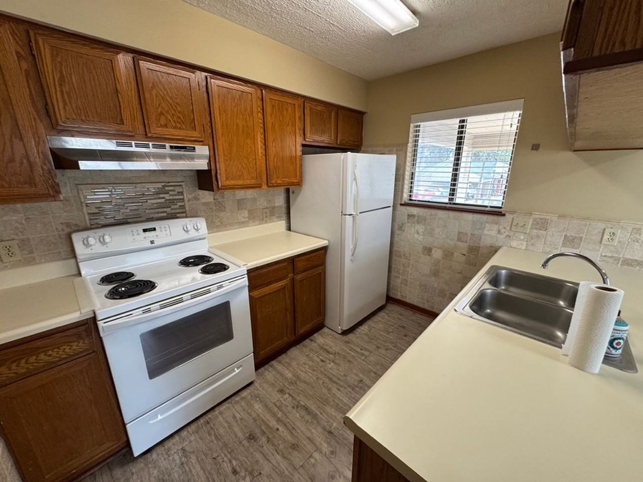 201 Bartonwood Ct - Photo 4 of 12