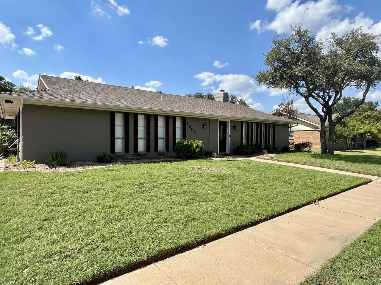 1902 Silver Leaf Dr #NA - Photo 2 of 32