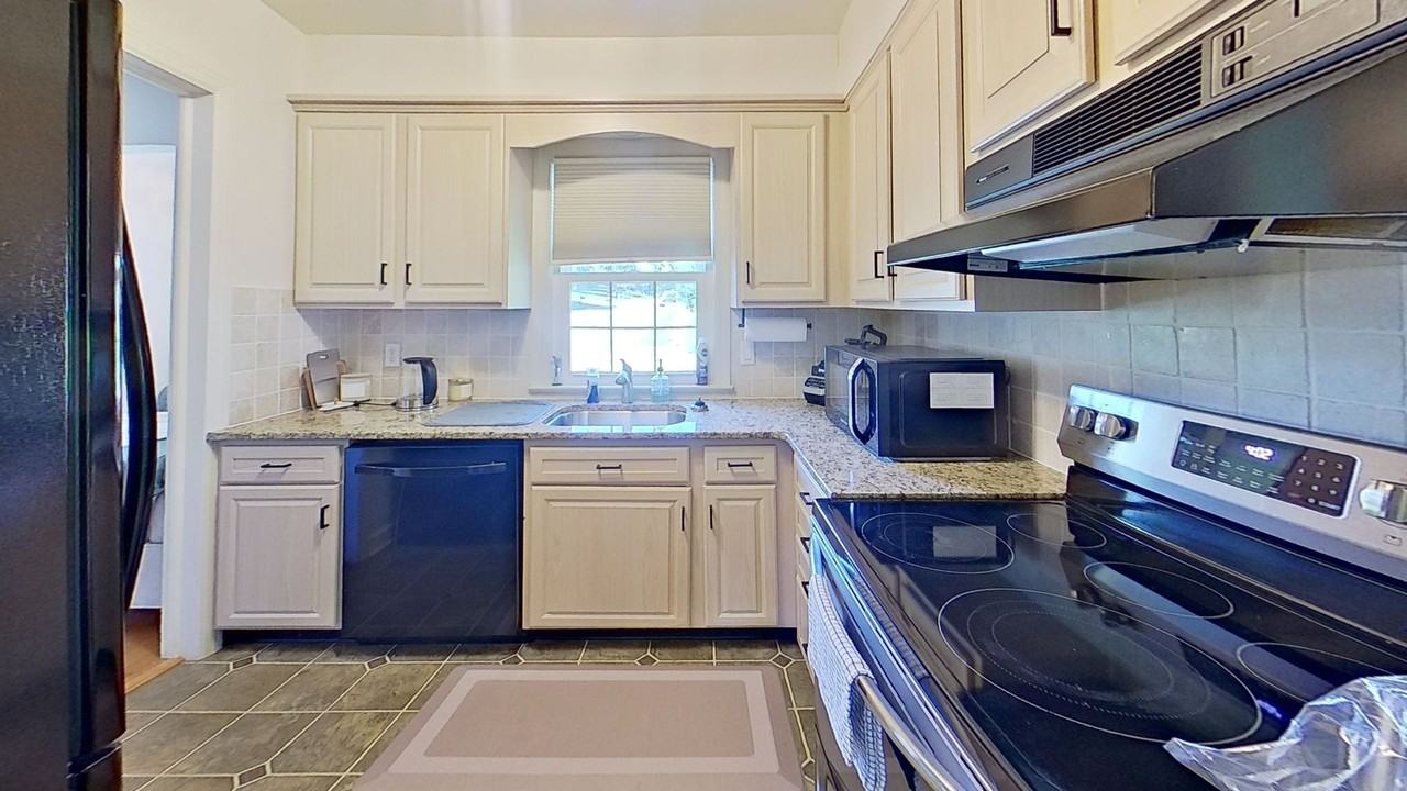 1327 Hill St - Photo 4 of 11