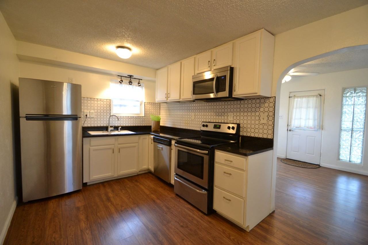322 Park Ln - Photo 4 of 13