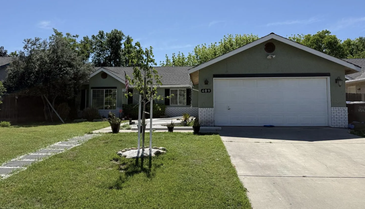 409 W Packwood Ave - Photo 2 of 9