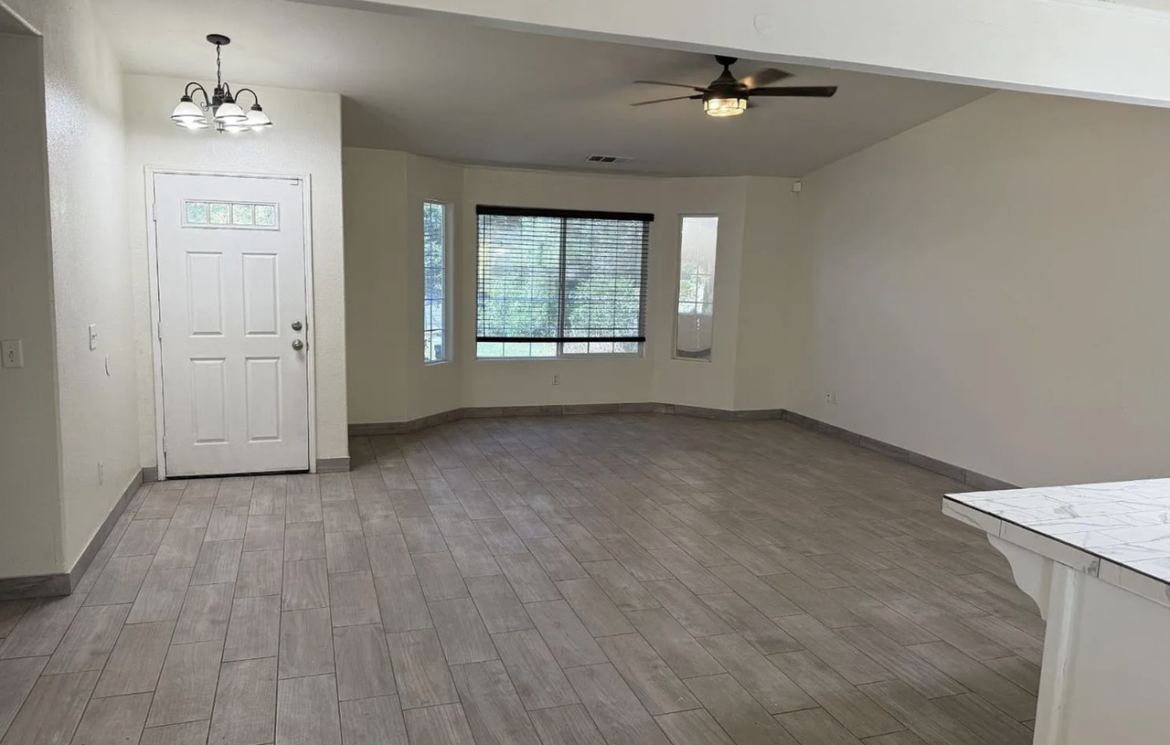409 W Packwood Ave - Photo 3 of 9