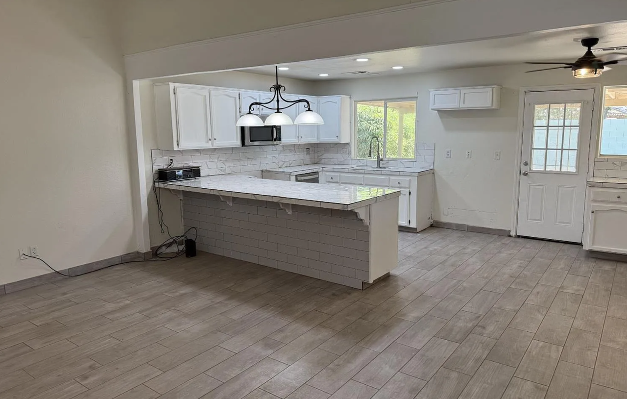 409 W Packwood Ave - Photo 4 of 9