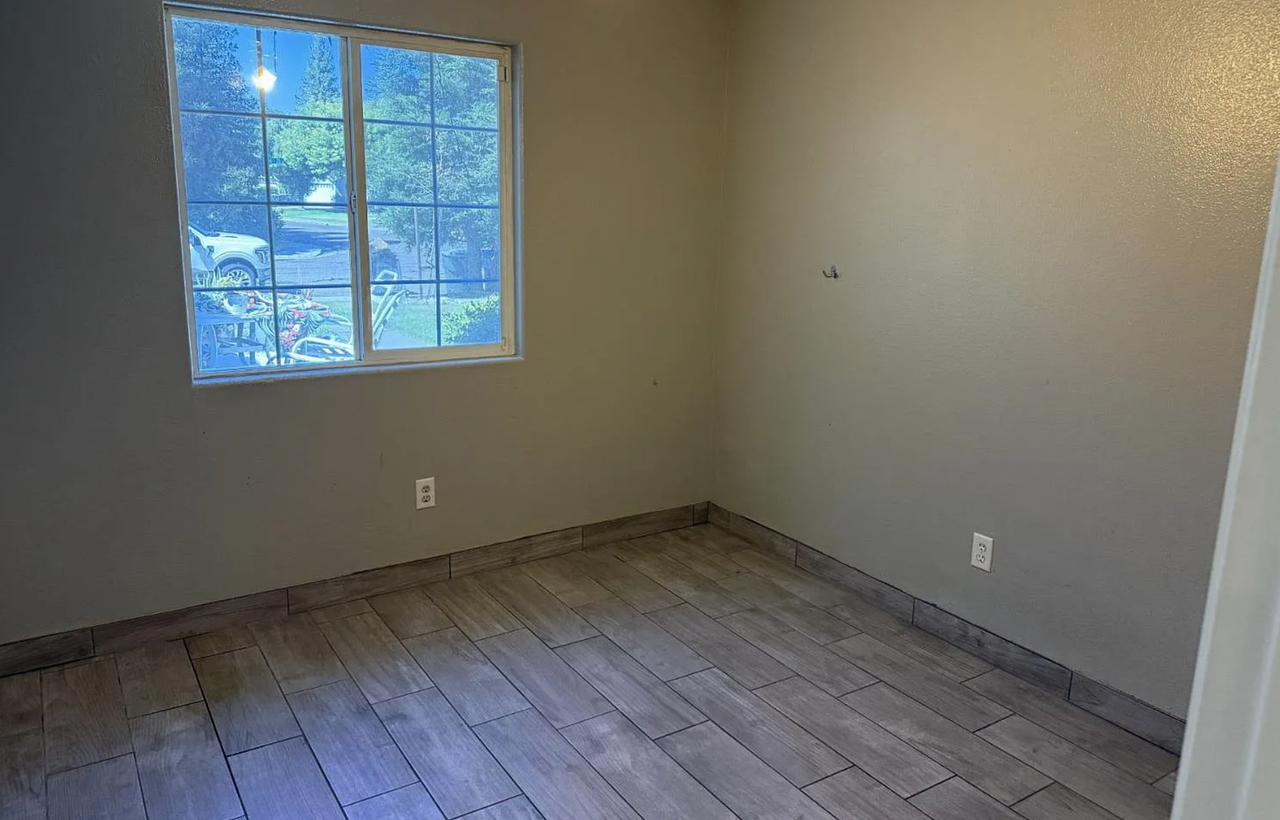 409 W Packwood Ave - Photo 6 of 9