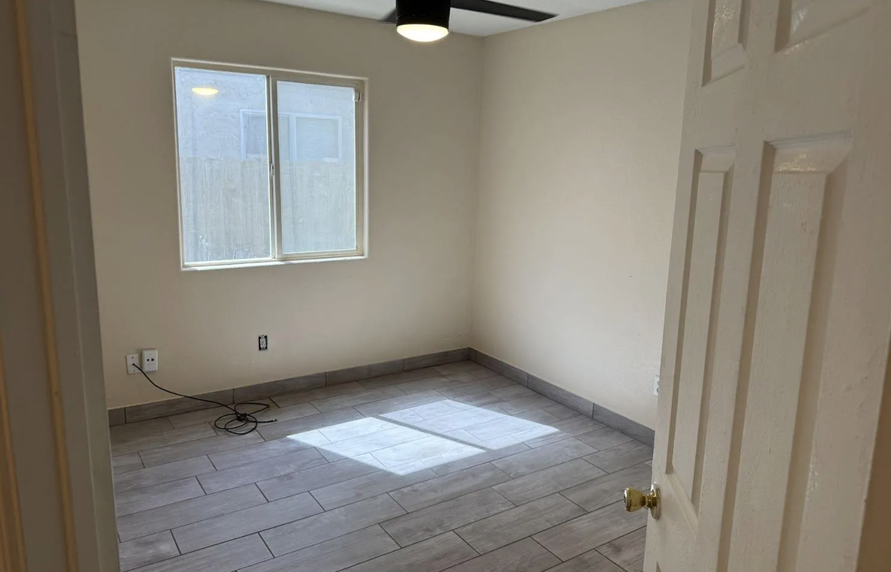 409 W Packwood Ave - Photo 7 of 9