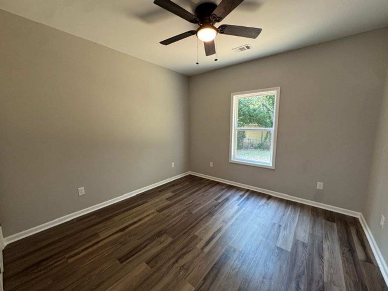228 E Render St - Photo 5 of 11