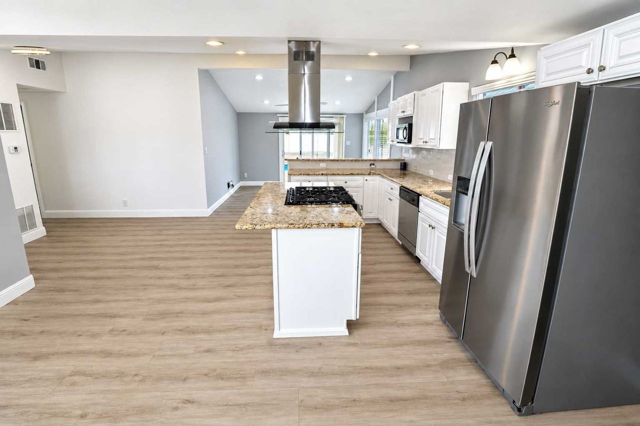 955 N Fern St - Photo 6 of 26