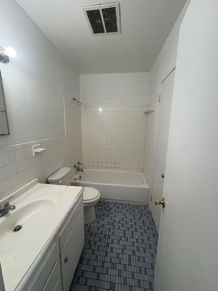 1747 S Court St - Photo 5 of 6