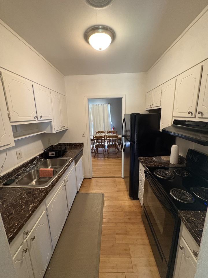 1751 S Court St - Photo 3 of 6