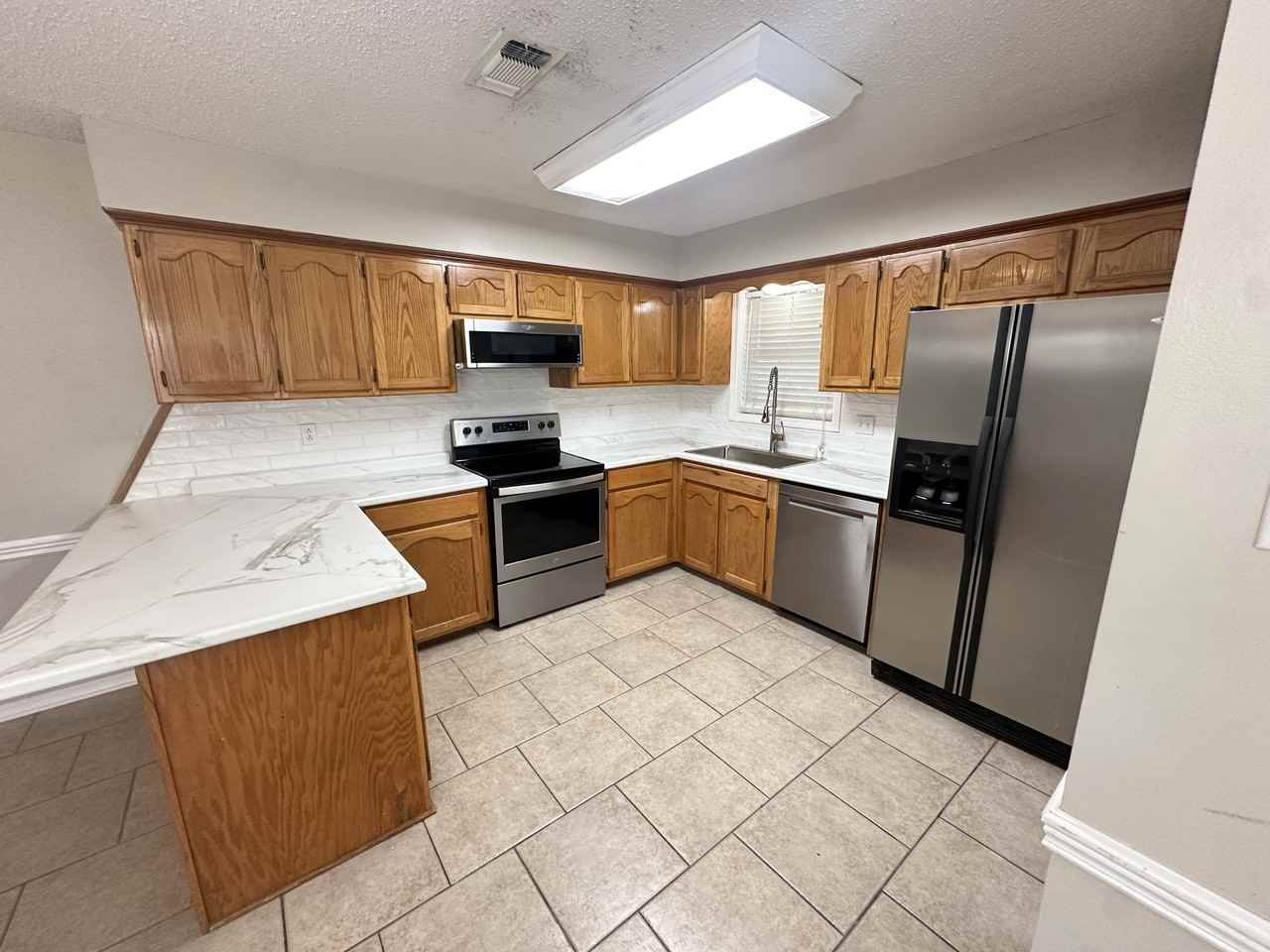 106 Sandhurst Cir - Photo 3 of 12