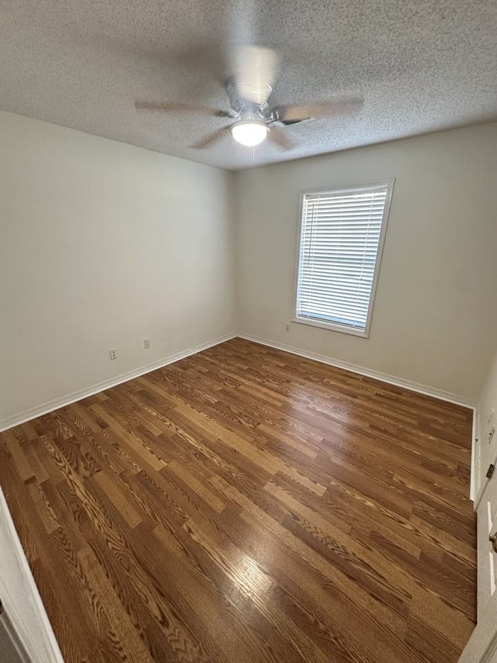 106 Sandhurst Cir - Photo 7 of 12