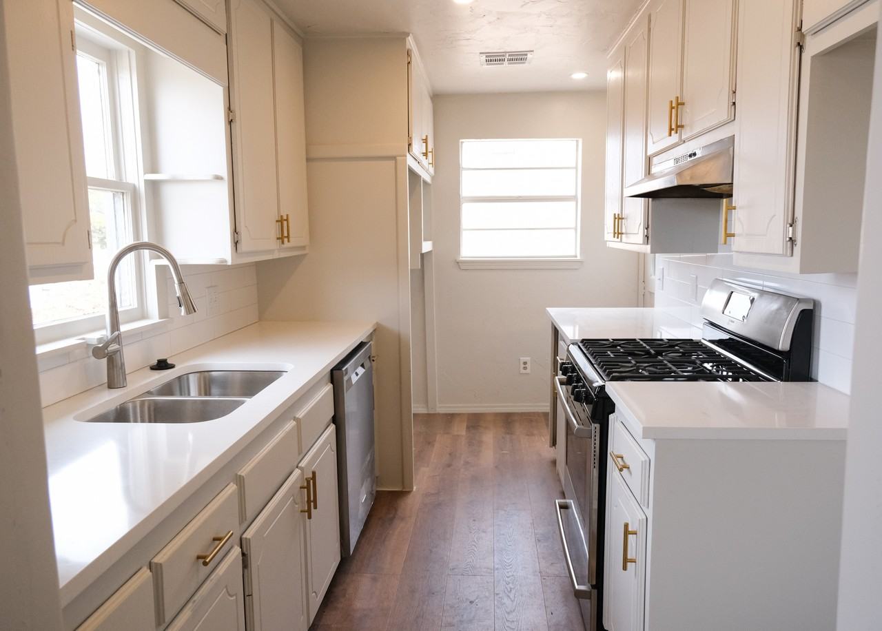 1808 Nw 40th St - Photo 5 of 16