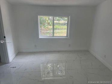 751 Nw 18th St - Photo 4 of 10