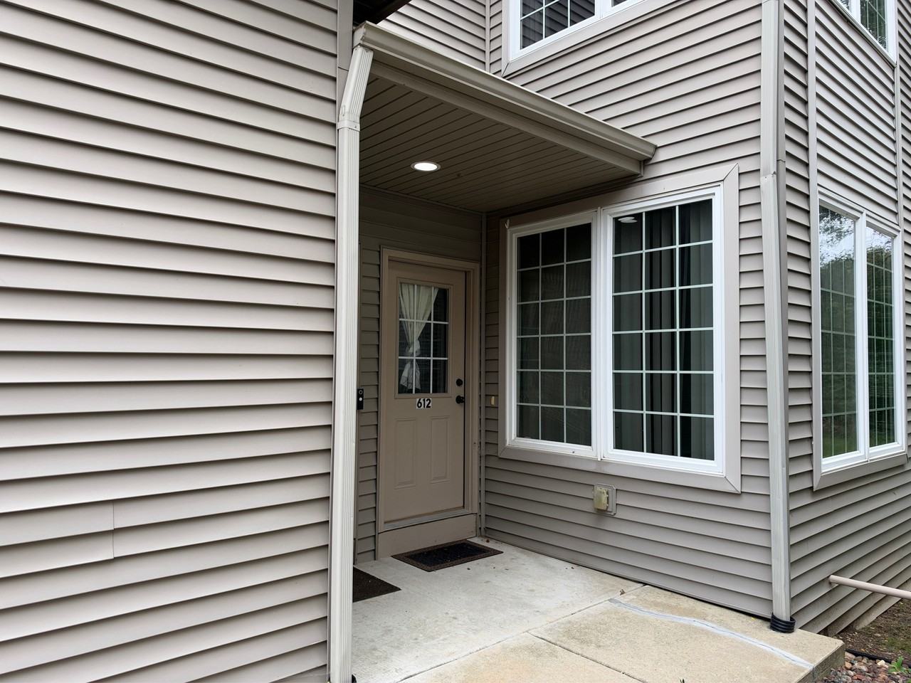 612 Queens Ct #1 - Photo 4 of 13
