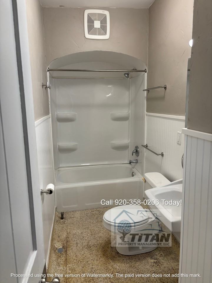 1012 Columbus St #C - Photo 3 of 10