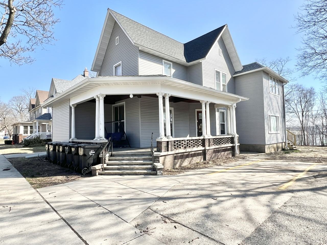 749 1/2 Parker Ave #749-1-2 - Photo 3 of 14