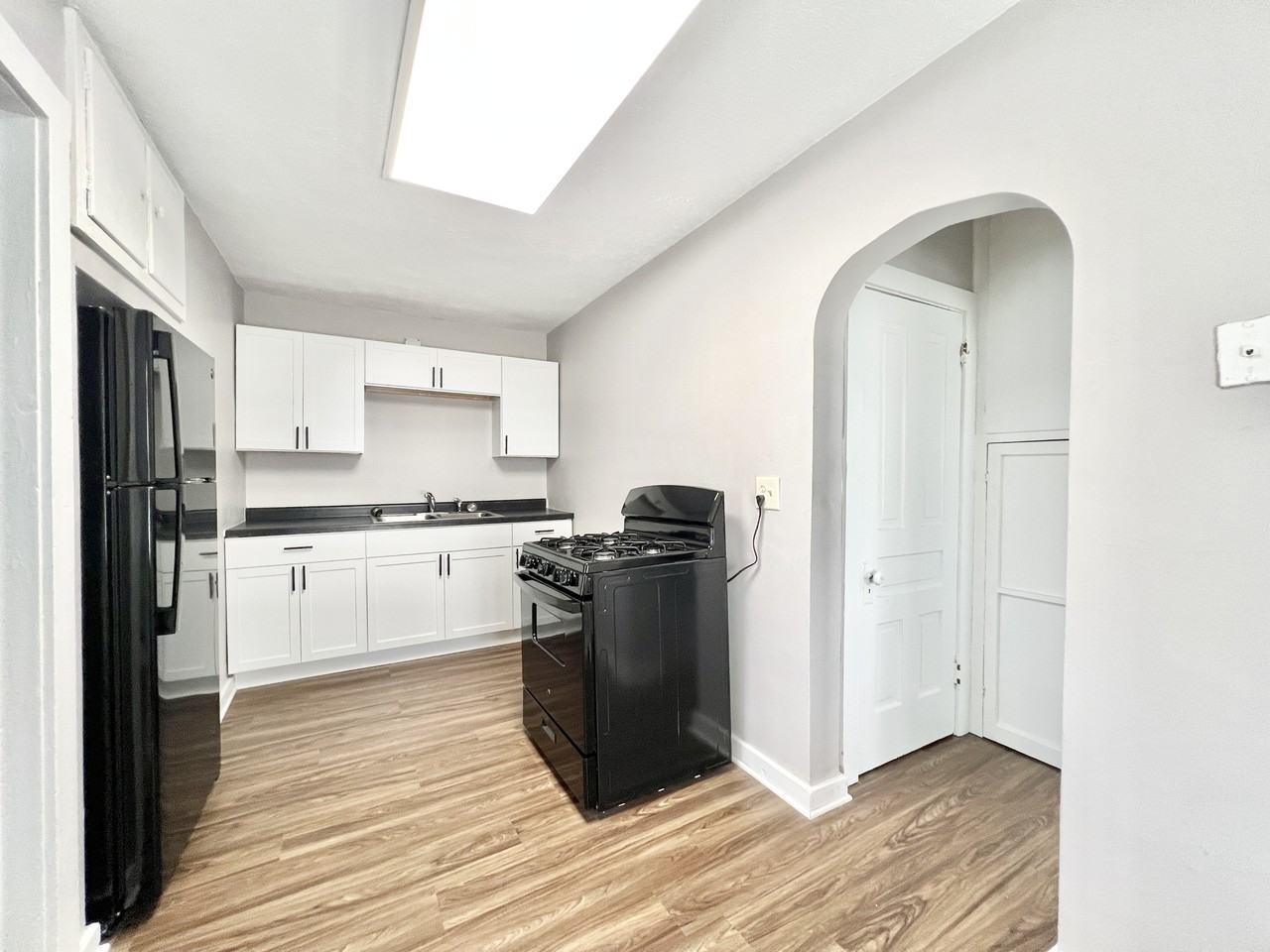 749 1/2 Parker Ave #749-1-2 - Photo 6 of 14