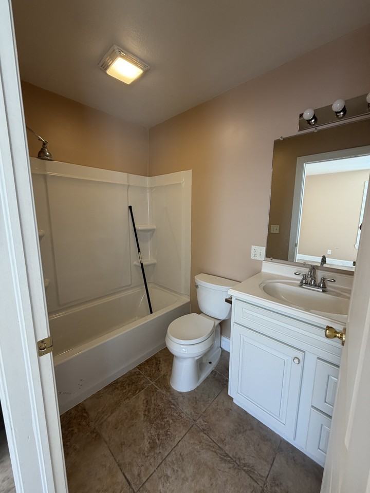 416 E 6th St #1 - Photo 4 of 7