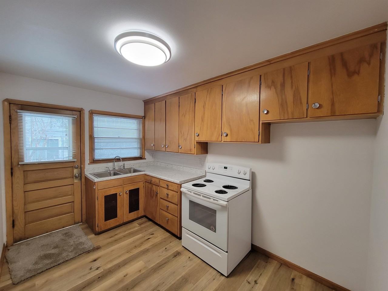 2722 College St - Photo 2 of 12
