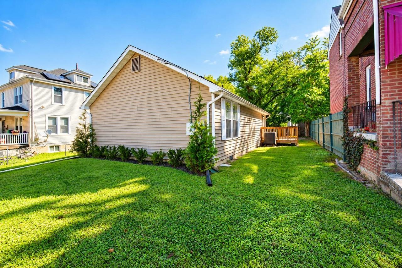 1015 48th Pl Ne - Photo 2 of 29