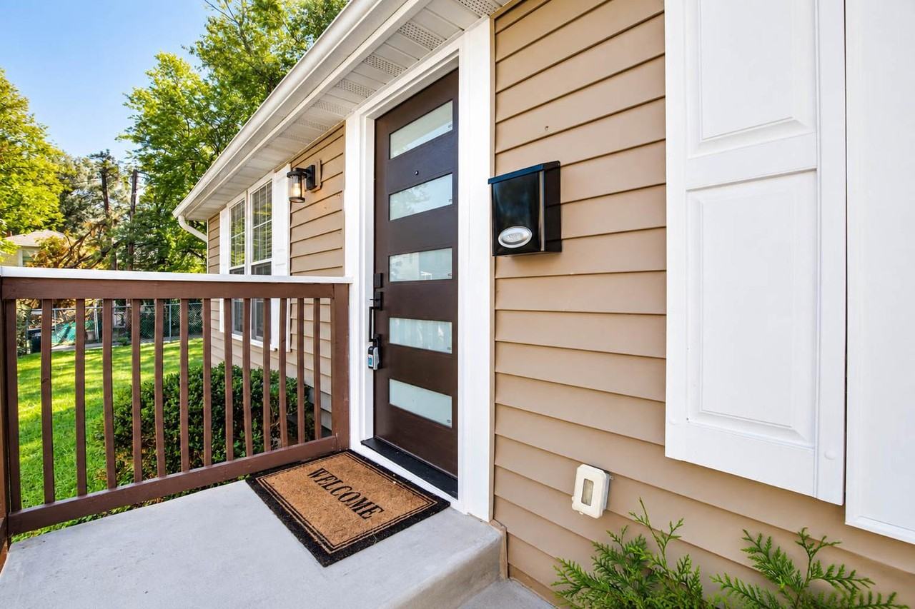 1015 48th Pl Ne - Photo 4 of 29