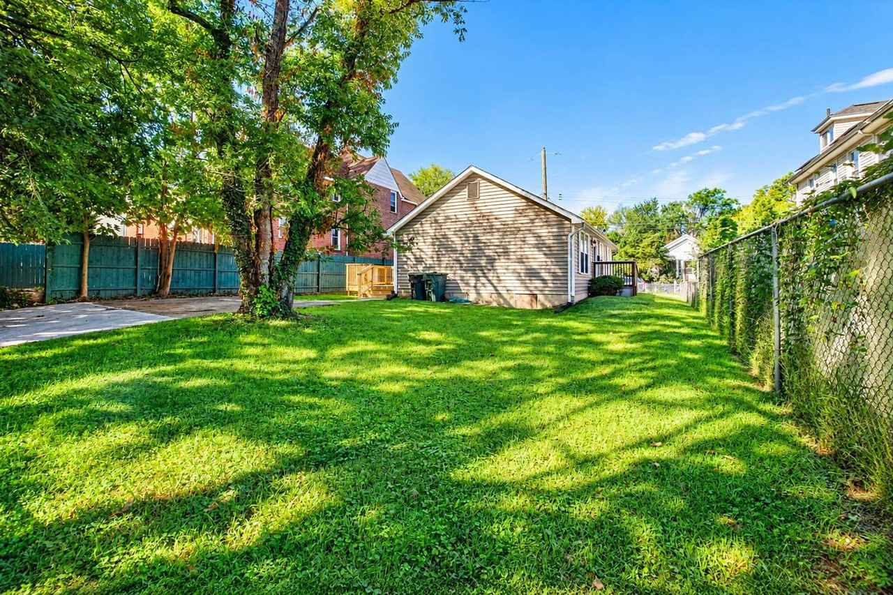 1015 48th Pl Ne - Photo 5 of 29