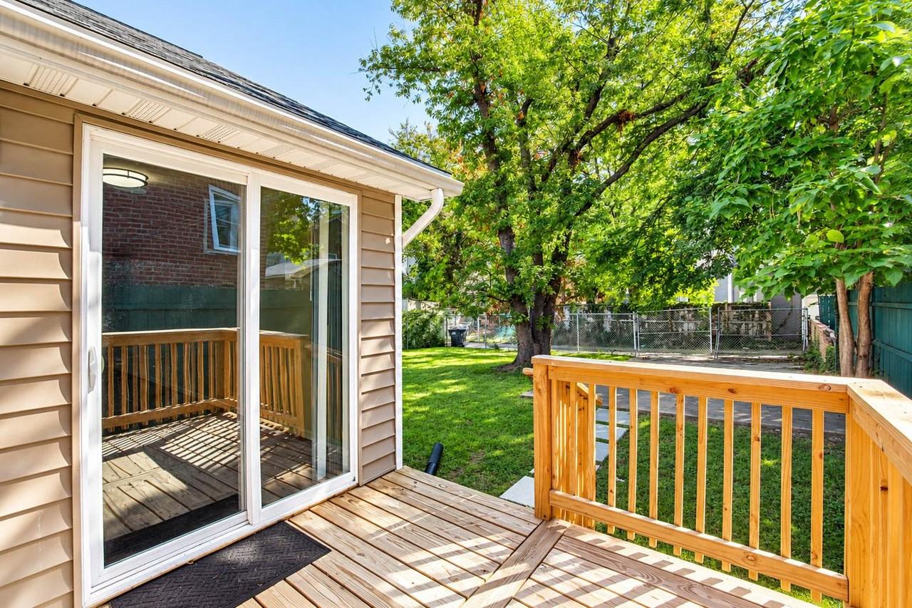 1015 48th Pl Ne - Photo 7 of 29