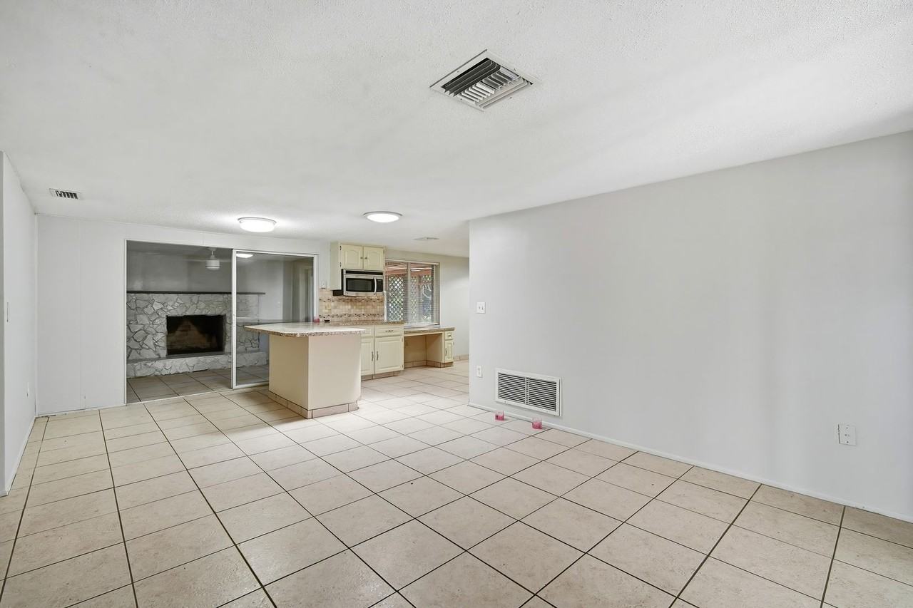 7634 Fox Hollow Dr - Photo 3 of 22