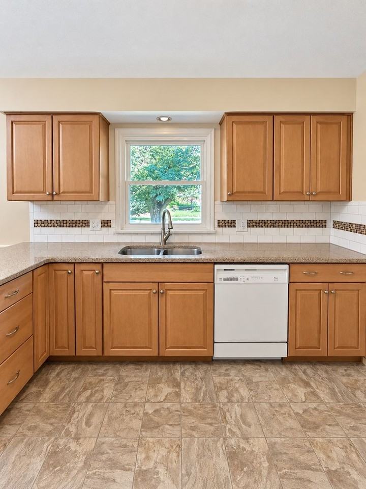 704 N 74th Ave - Photo 5 of 50