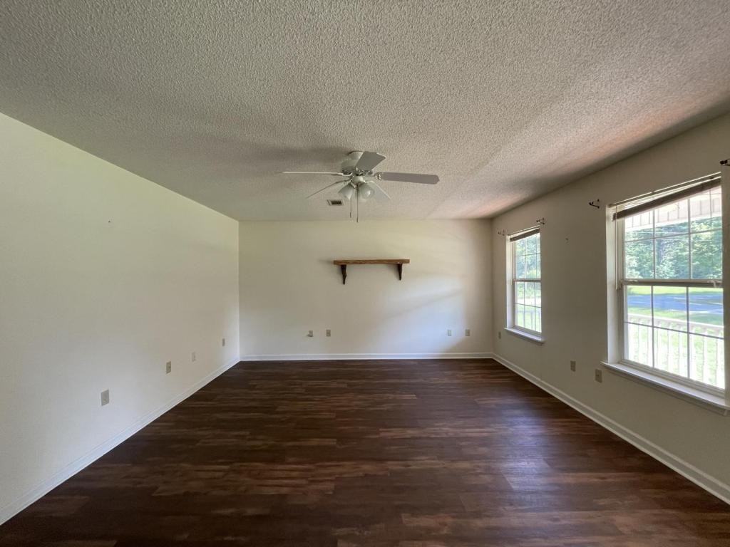 105 Houston Dr - Photo 3 of 16