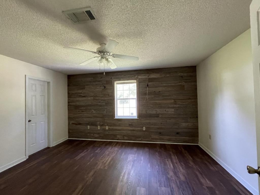 105 Houston Dr - Photo 5 of 16