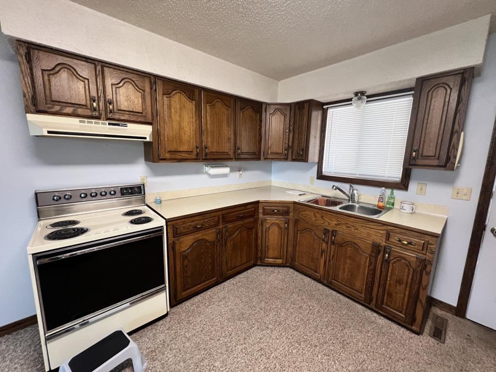 202 N Elm St - Photo 4 of 14
