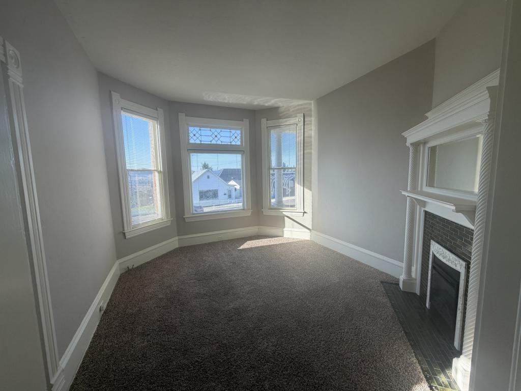 425 W Silver St - Photo 2 of 15