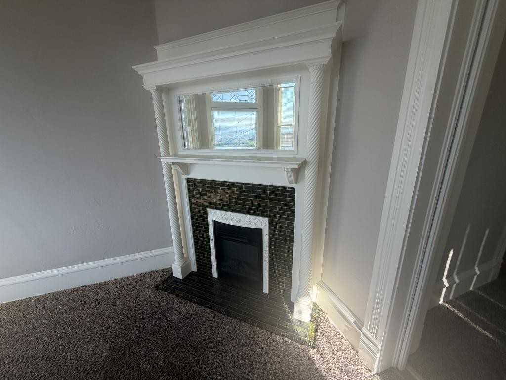 425 W Silver St - Photo 4 of 15