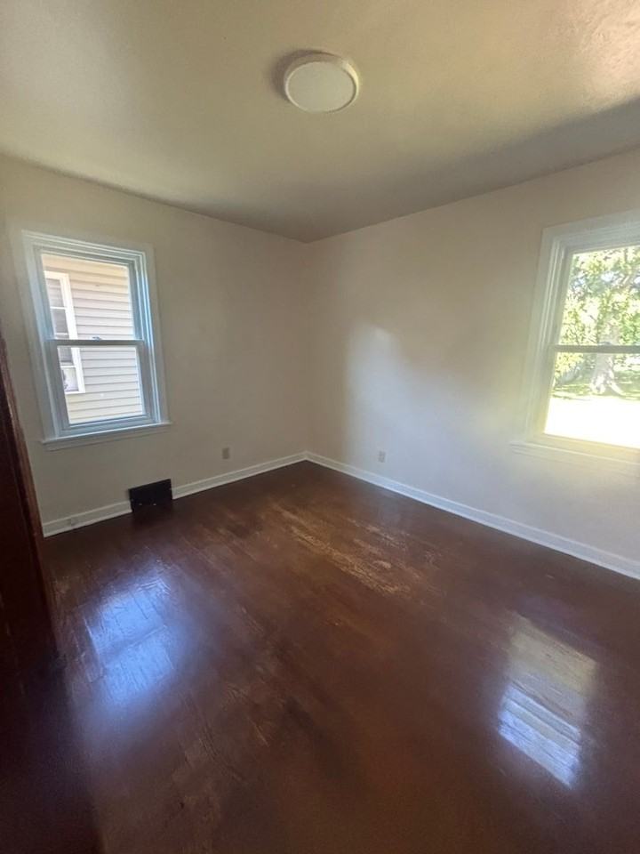 514 E 5th St - Photo 3 of 7