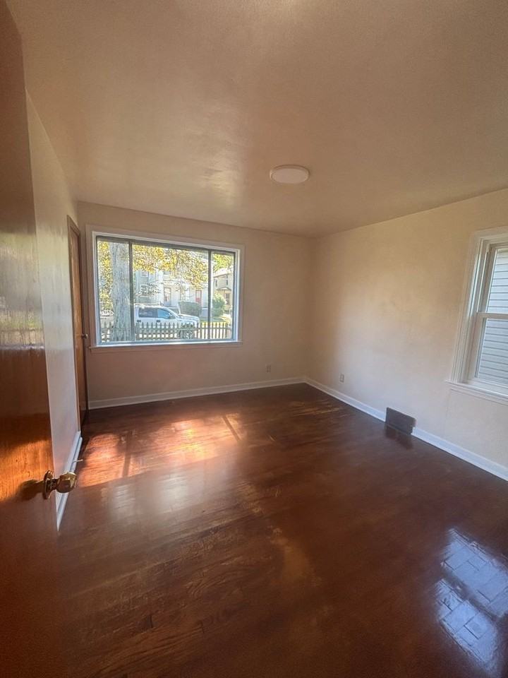 514 E 5th St - Photo 5 of 7