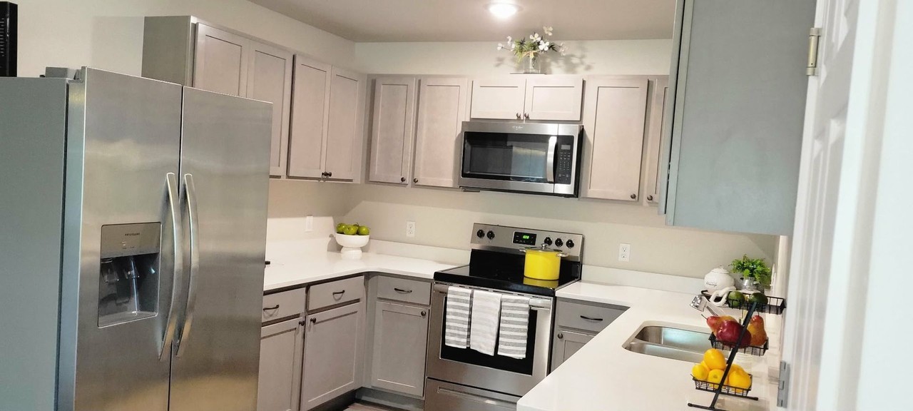557 Parkhill Cir - Photo 4 of 9