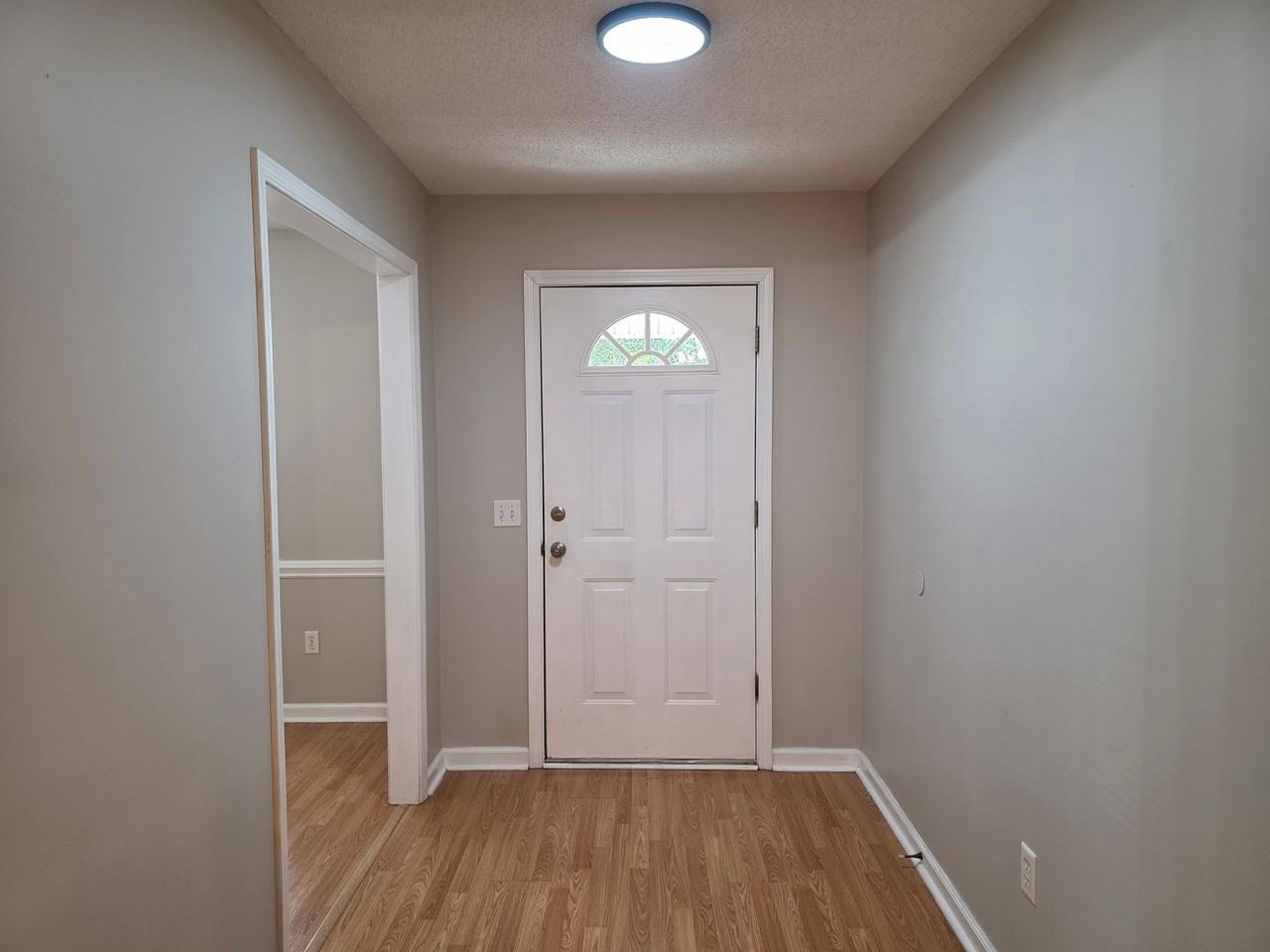 211 Woodbury Ln - Photo 3 of 23