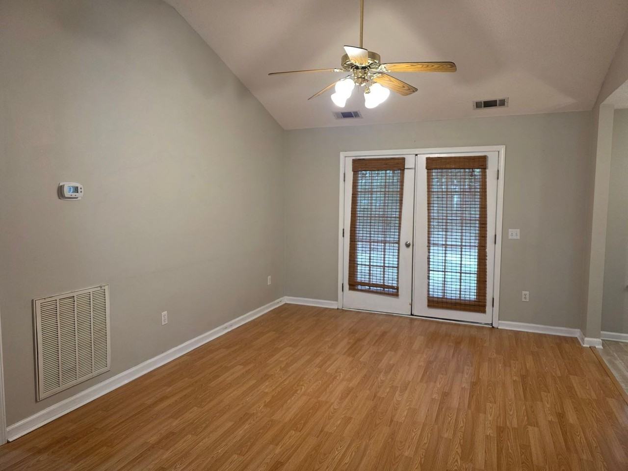 211 Woodbury Ln - Photo 4 of 23