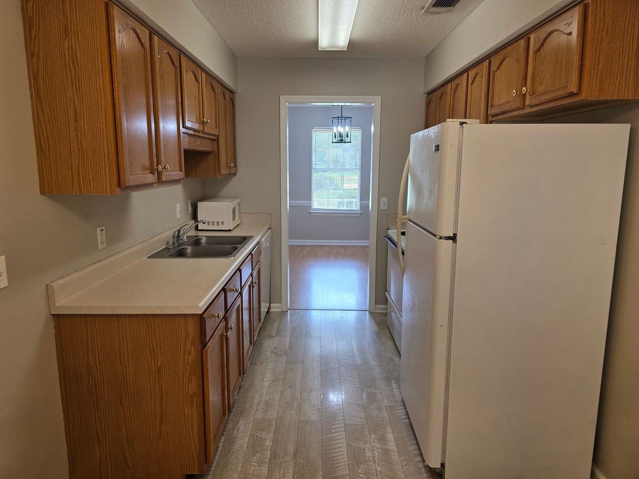 211 Woodbury Ln - Photo 6 of 23