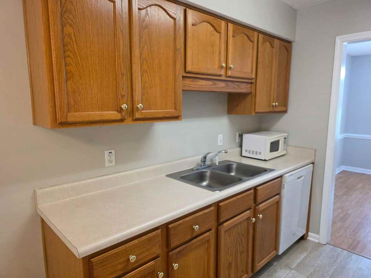 211 Woodbury Ln - Photo 7 of 23