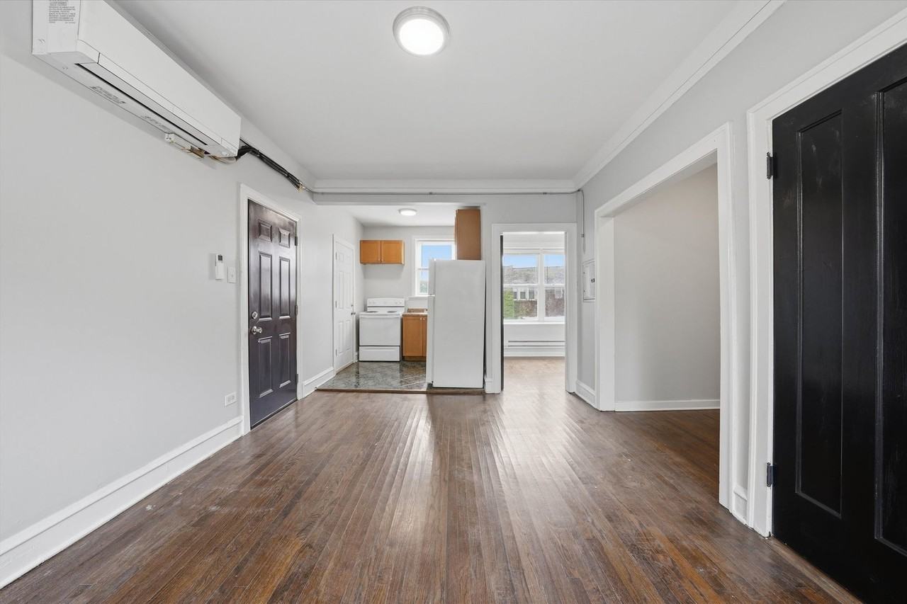 841 E 80th St #3 - Photo 4 of 9