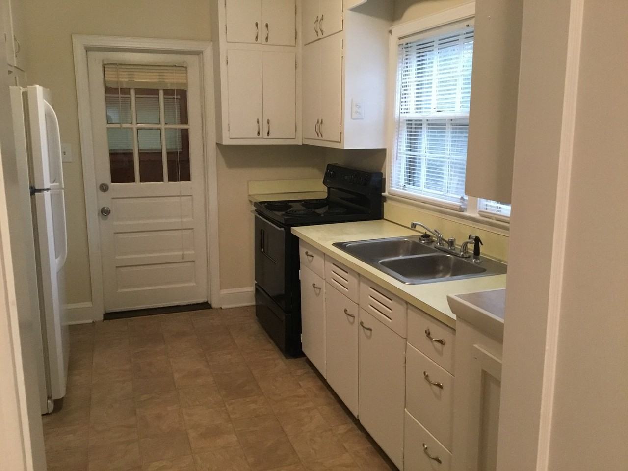 1035 Candlewood Ln - Photo 6 of 21