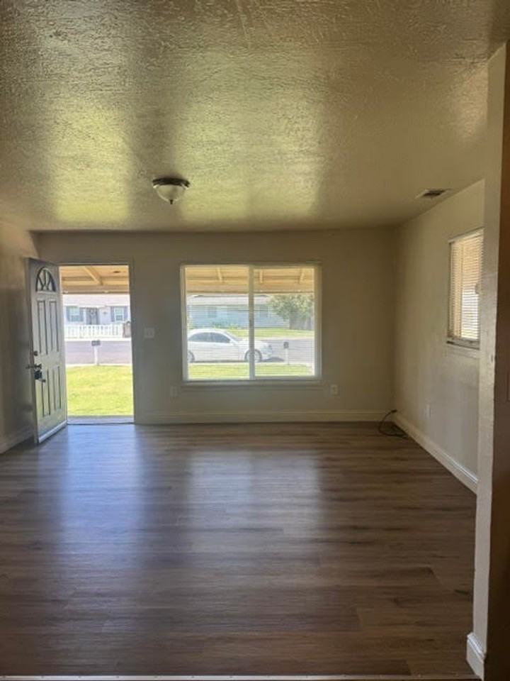 710 Ripona Ave - Photo 3 of 8