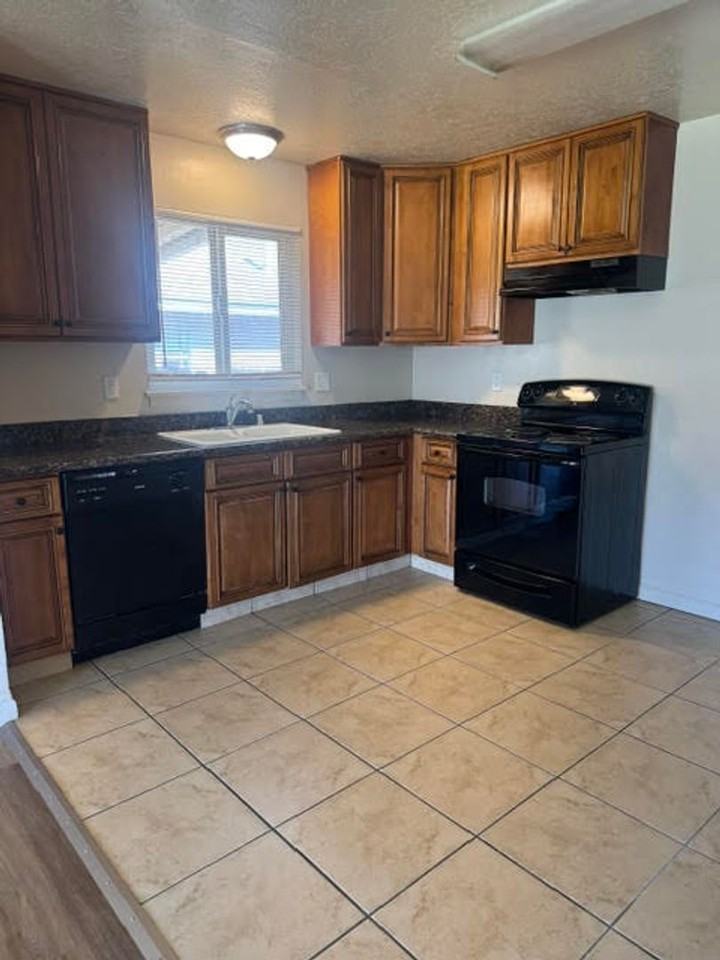 710 Ripona Ave - Photo 4 of 8
