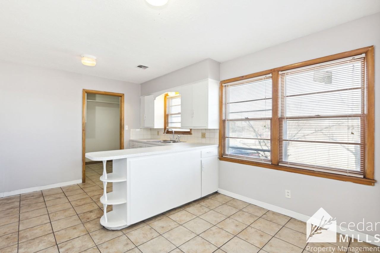 1731 N Holyoke Ave - Photo 3 of 11