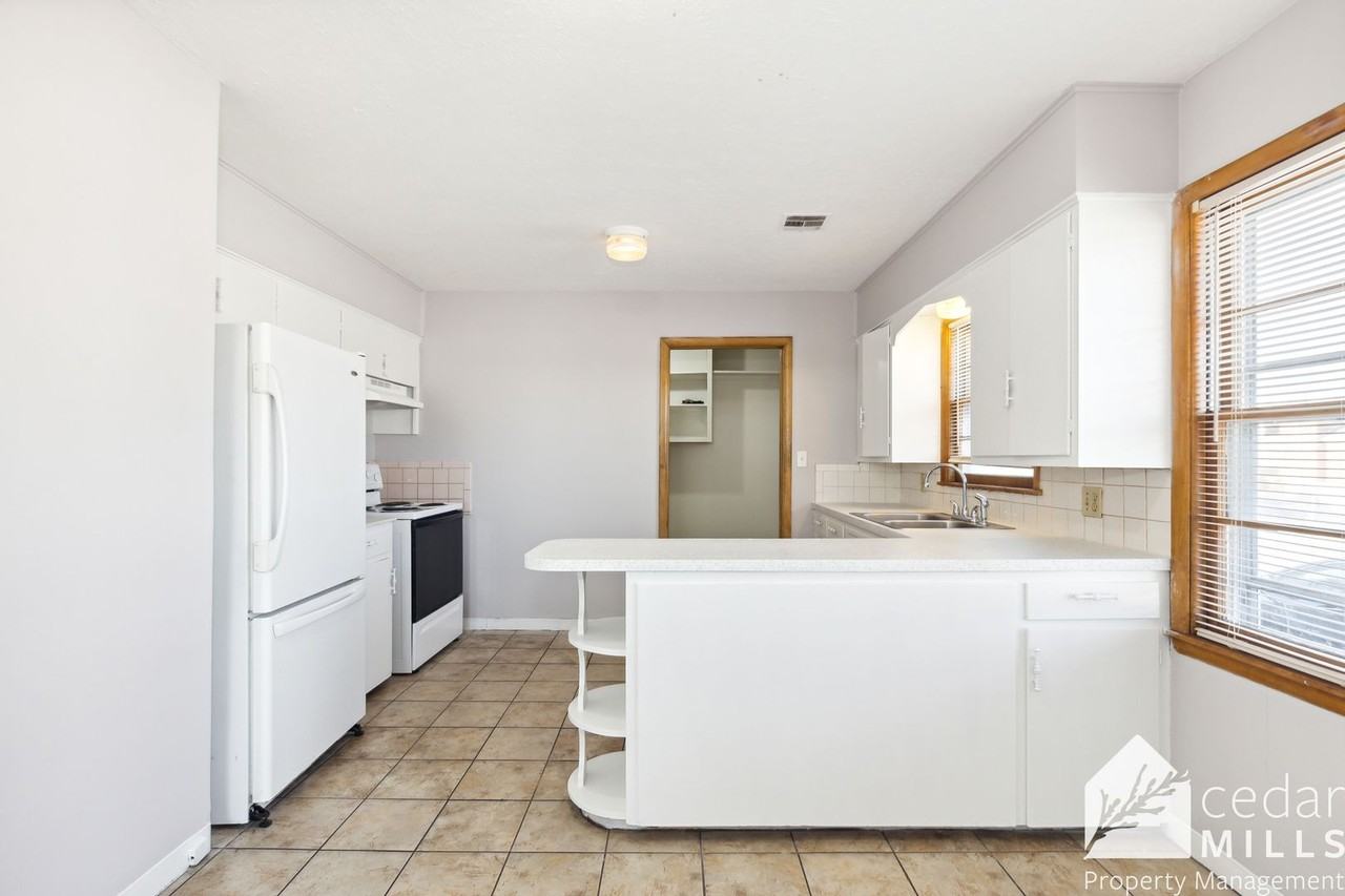 1731 N Holyoke Ave - Photo 4 of 11