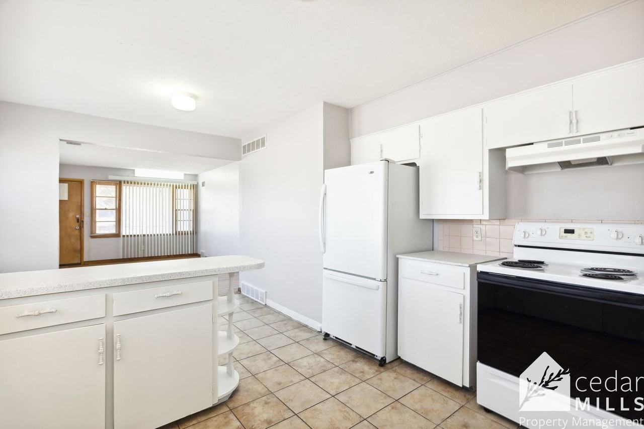 1731 N Holyoke Ave - Photo 5 of 11