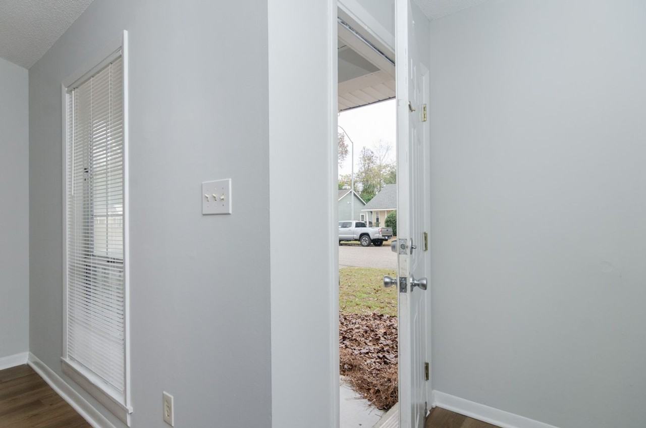 819 Varsity Dr - Photo 2 of 16